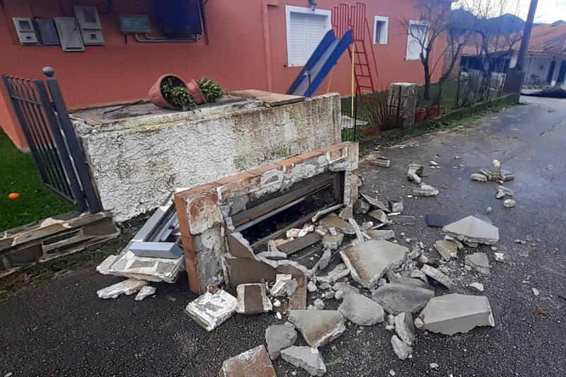 Παραμυθιά: Κι ηλιακούς θερμοσίφωνες σήκωσε ο ανεμοστρόβιλος