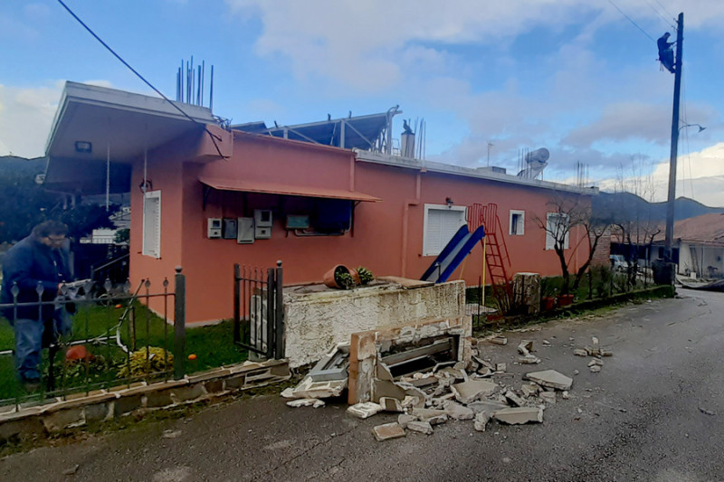 Παραμυθιά: Κι ηλιακούς θερμοσίφωνες σήκωσε ο ανεμοστρόβιλος