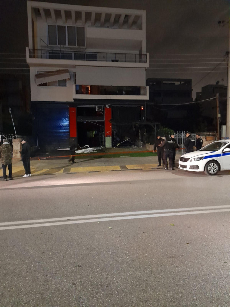 Γλυφάδα: Κρατήρας από έκρηξη σε πλυντήριο αυτοκινήτων