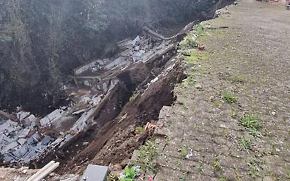 Δεκάδες φέρετρα κατέληξαν σε χαράδρα λόγω κατάρρευσης νεκροταφείου!