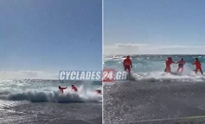 Απίστευτo βίντεο από την κακοκαιρία: Κύμα «καταπίνει» καβοδέτες στο λιμάνι της Τήνου