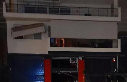 Άνοιξε κρατήρας από την ισχυρή έκρηξη σε πλυντήριο αυτοκινήτων στη Γλυφάδα