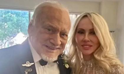 Παντρεύτηκε στα 93 του ο δεύτερος άνθρωπος που πάτησε στη Σελήνη!