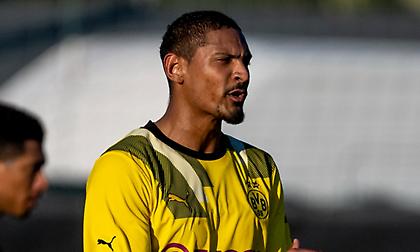 «Γ@@@ τον καρκίνο»: Ο Αλέ επιστρέφει στη δράση με... σπέσιαλ μήνυμα στα παπούτσια του!