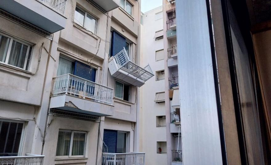 Συγγρού: Μπαλκόνι ξενοδοχείου ξεκόλλησε