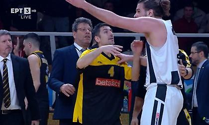 Τα... είπε σε έντονο ύφος με τον πάγκο της ΑΕΚ ο Μπόγρης, έσβησε τη «φωτιά» ο Ξανθόπουλος