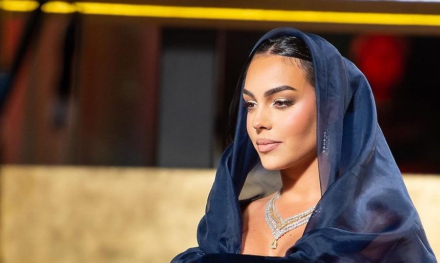 Χεορχίνα Ροντρίγκες: Με μαντήλα και βαθύ σκίσιμο στο φόρεμα η πρώτη της επίσημη εμφάνιση