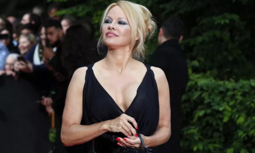 Pamela Anderson: Δέχτηκα παρενόχληση στα 23 από τον Άλεν