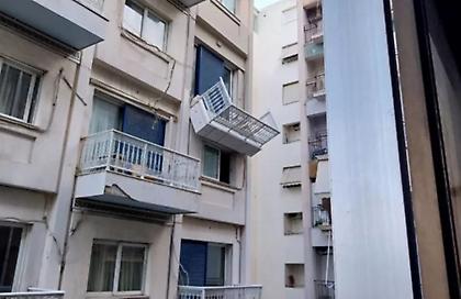 «Ατραξιόν» το αιωρούμενο μπαλκόνι ξενοδοχείου στη Συγγρού – Παραμένει στη θέση του για τρίτη ημέρα