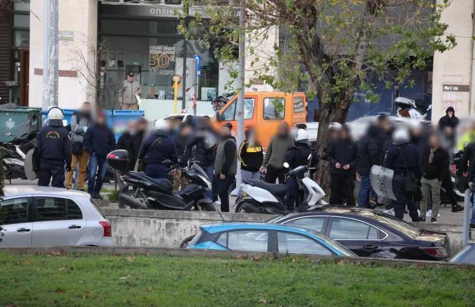 Θεσσαλονίκη: Εν μέσω αποδοκιμασιών η άφιξη των κατηγορουμένων για την δολοφονία του Άλκη Καμπανού