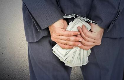 Άρτα: Έπεισαν ηλικιωμένη να πετάξει 10.000 ευρώ από το μπαλκόνι