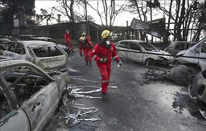 Δίκη για το Μάτι: «Έδεσα τον νεκρό πατέρα μου μαζί μας με το ράσο του»