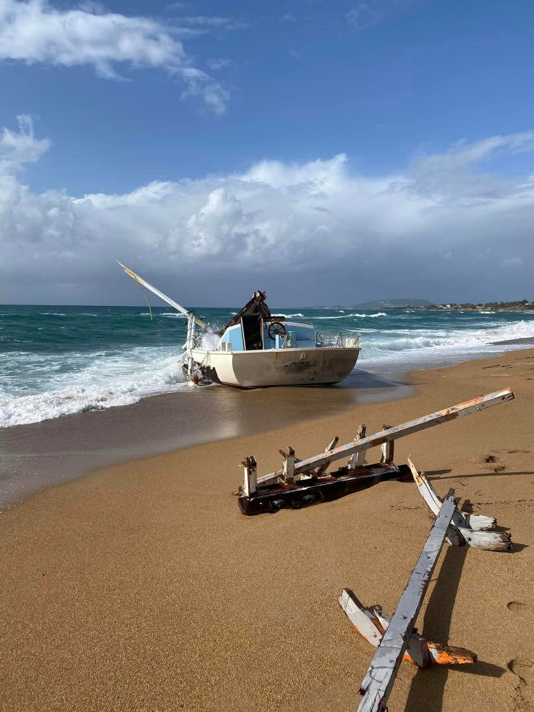 Μεσσηνία: Βρέθηκε και τρίτο ακυβέρνητο ιστιοφόρο σε παραλία