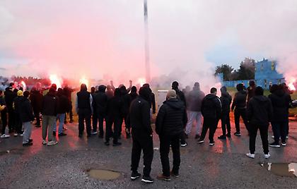 «Ντόπες» από τους οπαδούς του Άρη στην προπόνηση πριν τον Ολυμπιακό (pics)