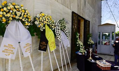 Στεφάνια από ΑΕΚ και Μελισσανίδη στην κηδεία Ξανθόπουλου