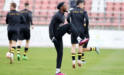 Με καθυστέρηση η σέντρα στο Πανσερραϊκός-ΑΕΚ λόγω προβλήματος στην ενδοεπικοινωνία των διαιτητών