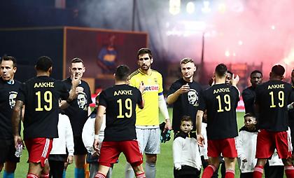 Με φανέλες του Άλκη παίκτες και διαιτητές στο Άρης-Ολυμπιακός