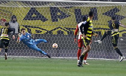 Κέρβερος Τζολάκης: Η απόκρουση πέναλτι και οι σπουδαίες επεμβάσεις στο Άρης-Ολυμπιακός!