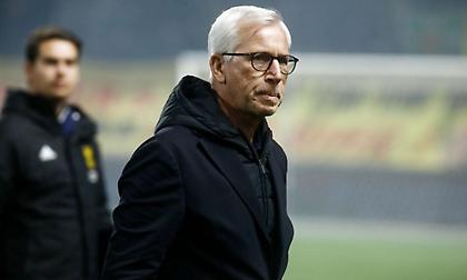 Εκτεταμένη χρήση δακρυγόνων έξω από το «Βικελίδης» - Δεν πήγε στη συν. Τύπου ο Πάρντιου