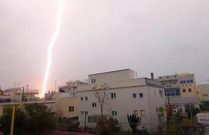 Κακοκαιρία στην Αττική: Η στιγμή που κεραυνός «πέφτει» στην Αθήνα - Δείτε βίντεο