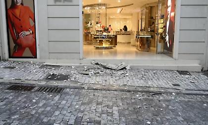 Έπεσε μπαλκόνι δευτέρου ορόφου στην Ερμού!