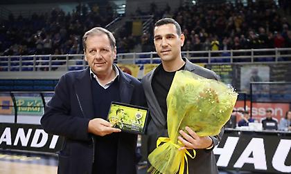 Η KAE AEK βράβευσε τον Νίκο Ζήση για την προσφορά του στον σύλλογο μέσα σε αποθέωση!