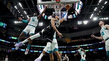 Ασταμάτητος Αντετοκούνμπο οδηγεί τους Μπακς στην κορυφή της Ανατολής