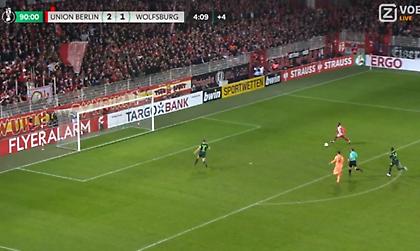 Έχασε γκολ με άδειο τέρμα και οι συμπαίκτες του επανέλαβαν τη φάση μετά τη λήξη εν μέσω αποθέωσης!