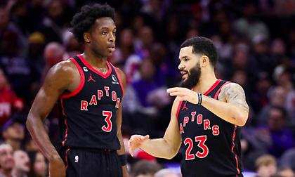 Οι Ράπτορς βγάζουν στο σφυρί Βαν Βλιτ και Ανουνόμπι