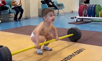 Ο μικρότερος αρσιβαρίστας: Πιτσιρικάς με… Pampers βάζει πούδρα και κάνει επολέ ζετέ και αρασέ