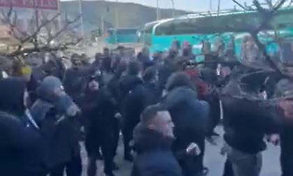 Οπαδοί της ΑΕΚ αποθέωσαν την γυναικεία ομάδα χάντμπολ στην Ηγουμενίτσα