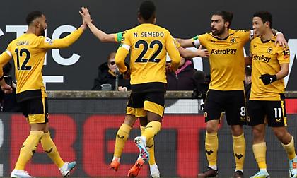 Στα... σχοινιά η Λίβερπουλ, χάνει με 2-0 από τη Γουλβς στο 12'!