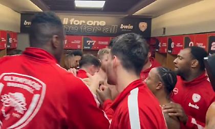 Ο Λούντζης είχε την τιμητική του στο ΣΕΦ με… ομαδικό φατούρο στα αποδυτήρια!