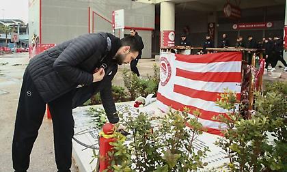 Επισκέφτηκε το μνημείο των θυμάτων της Θύρας 7 ο μπασκετικός Ολυμπιακός