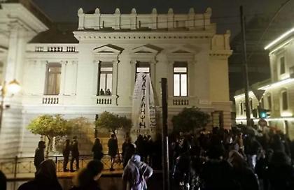 Υπό κατάληψη το Εθνικό Θέατρο από σπουδαστές δραματικών σχολών