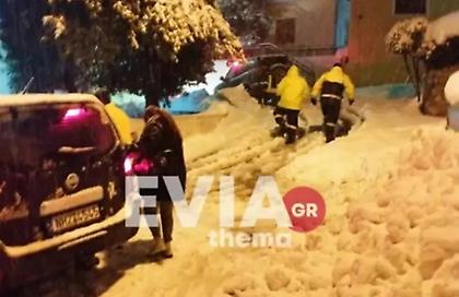Κακοκαιρία Barbara: Eθελοντές διέσωσαν ασθενή από την Νεροτριβιά Εύβοιας