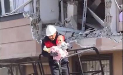 Σεισμός στην Τουρκία: Βίντεο σοκ δείχνει βρέφος να απεγκλωβίζεται μετά από 30 ώρες