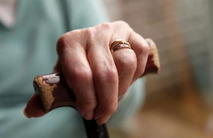 Ηλικιωμένη που θεωρείτο νεκρή βρέθηκε να αναπνέει στο γραφείο τελετών