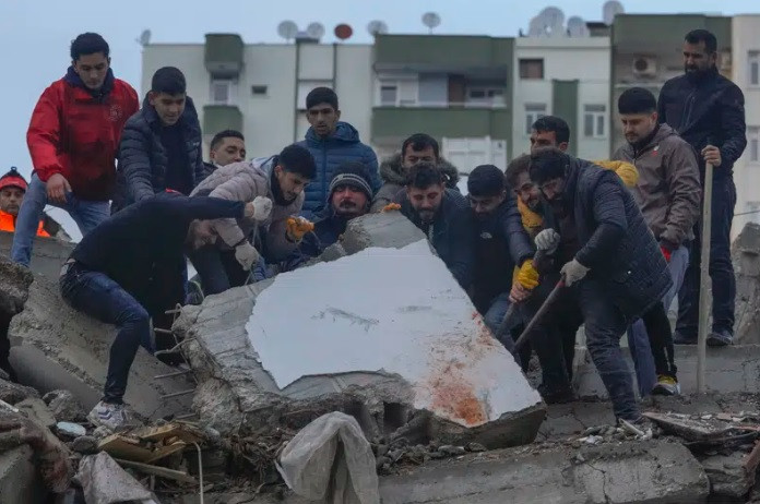 Στο έλεος του Εγκέλαδου: 4.825 οι νεκροί σε Τουρκία - Συρία