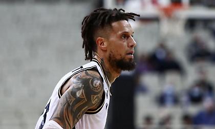 Χάκετ: «Γι' αυτό φίλησα το σήμα του Ολυμπιακού και αντάλλαξα φανέλες με τον Παππά»