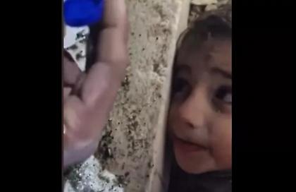 Τουρκία: Διασώστες δίνουν νερό στον εγκλωβισμένο στα χαλάσματα Μοχάμεντ