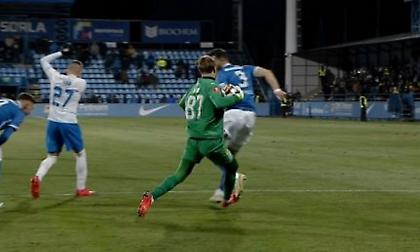 «Το πιο ηλίθιο πέναλτι της ιστορίας»: Τερματοφύλακας έπεσε σε αντίπαλο ενώ είχε την μπάλα!