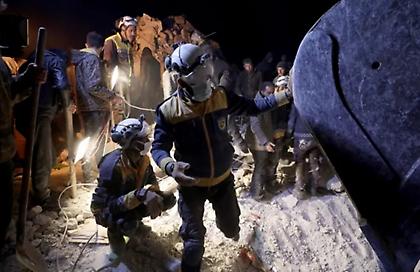 «Πού είναι το κράτος;»: Οργή και απόγνωση για ελλείψεις διασωστών - Μαρτυρίες στα χαλάσματα