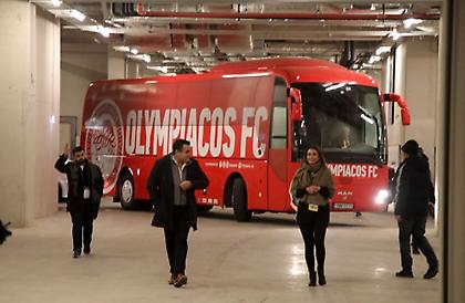 Έφτασε στην Opap Arena η αποστολή Ολυμπιακού-Υποδοχή από απόσταση και με συνθήματα από οπαδούς ΑΕΚ