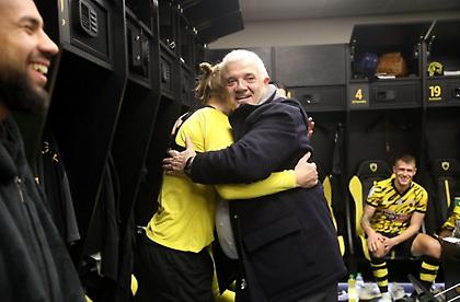 Στα αποδυτήρια ο Μελισσανίδης: Αγκάλιασε όλους τους παίκτες της ΑΕΚ