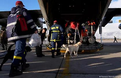 «Ελπίδα μέσα στην κόλαση»: Ο γερμανικός Τύπος εξάρει τους Έλληνες διασώστες στην Τουρκία