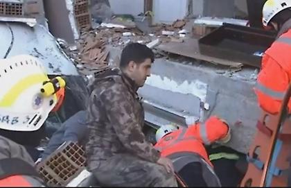 Πέντε από τους 58 ζωντανούς που ανέσυραν οι ξένες ομάδες στην Τουρκία ήταν της ελληνικής αποστολής