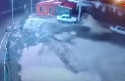 Συγκλονιστικό βίντεο από τη στιγμή που ο φονικός σεισμός «χτυπά» την Τουρκία - Το έδαφος αναπηδά