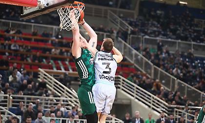 Το φάουλ στα 24’’ για το οποίο «βράζουν» στον Παναθηναϊκό