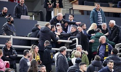 Εκτός γηπέδου οδηγήθηκε οπαδός που δεν σεβάστηκε το ενός λεπτού σιγή στο ΑΕΚ-Λαύριο